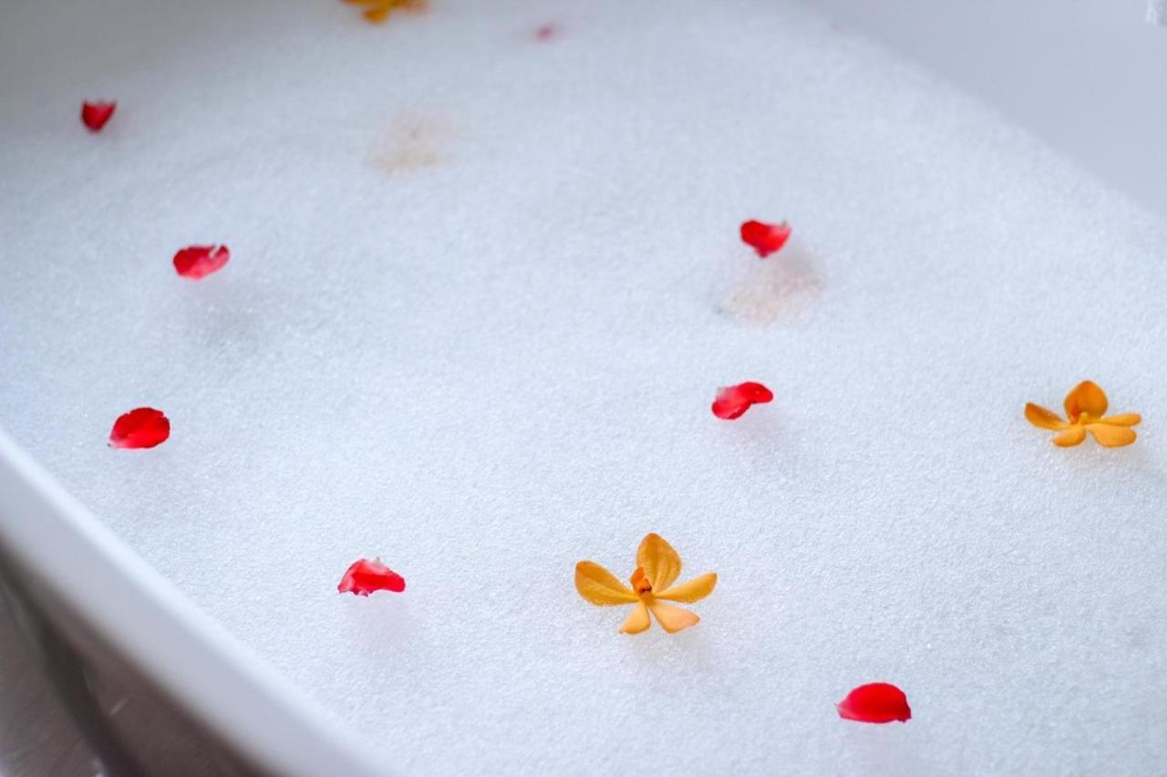 The Shore At Katathani - Adult Only - Sha Extra Plus Esterno foto A bubble bath
