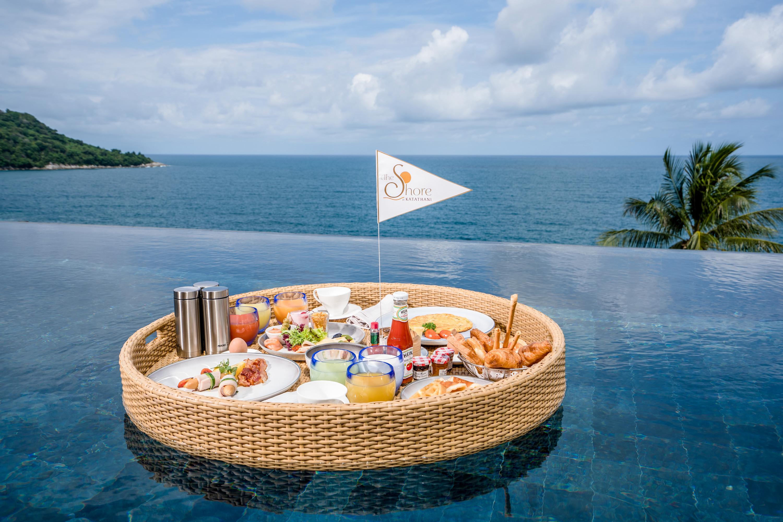 The Shore At Katathani - Adult Only - Sha Extra Plus Esterno foto Floating breakfast at the resort